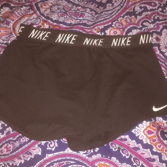 Black nike shorts - Picture 2 of 3